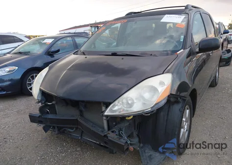 2010 Toyota Sienna Le z USA, uszkodzony, nr VIN 5TDKK4CCXAS329058